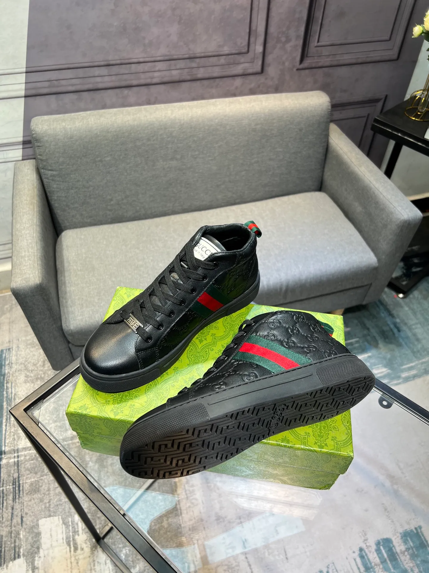 Men's men's shoes 💰460 The new high-top GUCCI (Gucci) counters are launched simultaneously. The new men's shoes, 😘fabrics are selected from imported cowhide, and the lining is sheepskin lining. 👍🏿 High-end ☄️ air-cushion molded anti-slip rubber outsole, exquisite lines, simple and elegant, comfortable and high-end for leisure travel. Code number: 38 to 44 (45 can be customized and cannot be returned or exchanged)